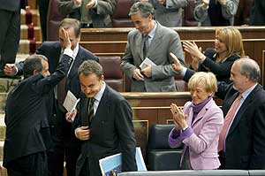 El diputado Francisco Fernndez Marugn recibe la felicitacin de su grupo, ayer, al trmino del Pleno presupuestario, junto a Zapatero, De la Vega, Alonso y Solbes. (Foto: EFE)