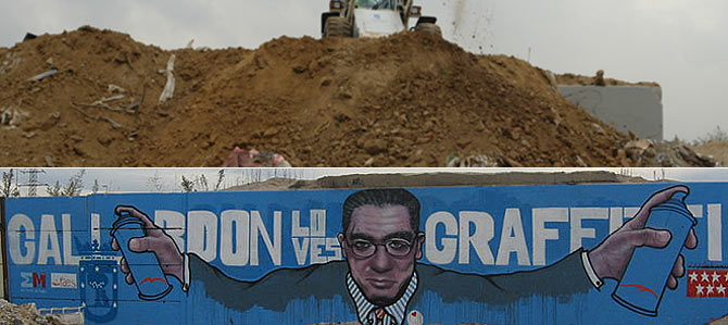Arriba, una excavadora echa tierra sobre el grafiti de Gallardn; abajo, el grafiti. (Desviados.com/R.B.)