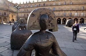 La plaza mayor de Salamanca alberga, hasta el 11 de diciembre, 17 esculturas del artista valenciano. (Foto: ENRIQUE CARRASCAL)