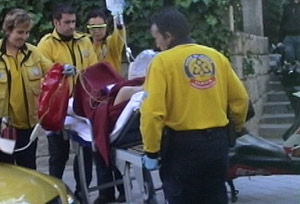 Uno de los heridos es trasladado por facultativos del Samur. (Foto: AYTO)