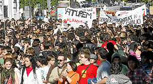 Centenares de manifestantes protestan contra el plan de Bolonia en Valencia. (Foto: Jos Cullar)