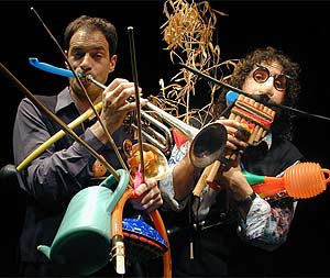 El grupo cataln Tot Bufant con su mangera trompeta. (Foto: basurama.org)