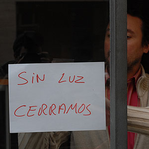 Un comerciante cierra su negocio por el apagn (Foto: Pep Vicens).