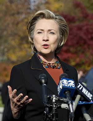 Clinton habla con los medios el pasado 4 de noviembre. (Foto: AFP)
