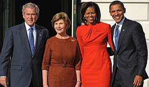 George y Laura Bush reciben a Barack y Michelle Obama en la Casa Blanca. (Foto: AFP)