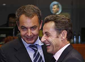 Zapatero y Sarkozy conversan durante la Cumbre de la UE celebrada el 15 de octubre. (Foto: REUTERS)