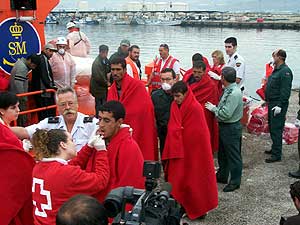 Voluntarios de Cruz Roja y la Guardia Civil atienden a varios inmigrantes. (Foto: Paco Ayala)