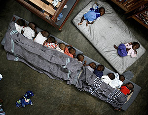 Hurfanos y nios perdidos descansan en el centro Don Bosco en Goma. (Foto: Jerome Delay)