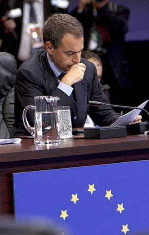 Zapatero, tras la ensea de la UE en la Cumbre de Washington. (Foto: EFE)