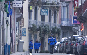 Gendarmes franceses en la localidad de Cauterets, donde se arrest a 'Txeroki'. (Foto: Justy Garca)