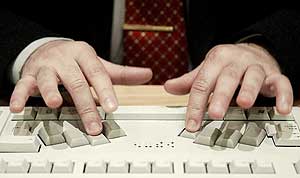 Imagen de un teclado de ordenador en Braille. (Foto: EFE)