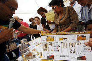 Varias personas reciben informacin electoral en un puesto de un partido opositor, en Caracas. (Foto: EFE)