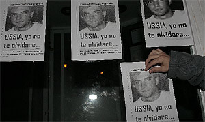 Los amigos de lvaro Ussa han colocado fotografas del joven asesinado en la puerta del Balcn de Rosales. (EM)