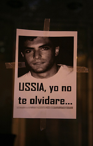Amigos de lvaro Ussa han colocado carteles en su recuerdo. (Foto: Antonio Heredia)