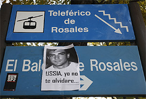 Un cartel con una fotografa del joven asesinado cerca de la discoteca El Balcn de Rosales. (S. Gonzlez)