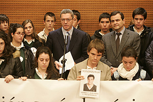 Compaeros de lvaro Usa, recibidos por Gallardn en el Ayuntamiento de Madrid. (Foto: EL MUNDO)