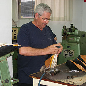 Un trabajador confeeciona zapatos en una fbrica (Foto: El Mundo).