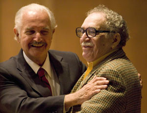 Carlos Fuentes saluda a Garca Mrquez durante el acto. (Foto: AP)