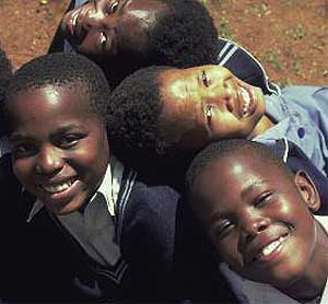 Nios africanos juegan en un centro escolar. (Foto: Unicef/ Pirozzi)