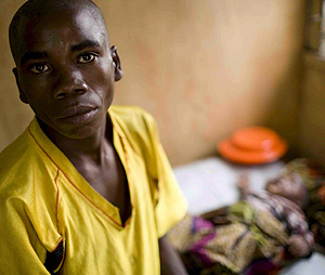 Un hombre junto asu hijo enfermo de clera en Kibati. (Foto: EFE)