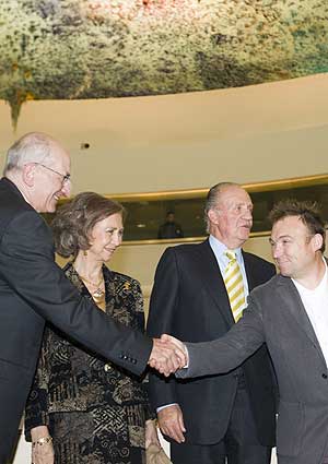 Los Reyes junto a Barcel y el presidente suizo Pascal Couchepin. (Foto: AP)