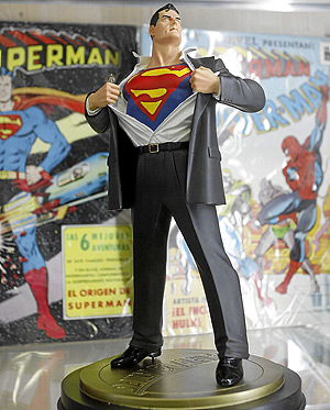 Una de las figuras de Superman que forman parte de la coleccin de Imgenes Comics, en Valencia. (Foto: Jos Cullar)
