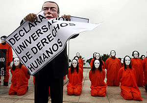 Protesta de Amnistía Internacional contra George W. Bush y Guantánamo en Lima. (Foto: REUTERS)