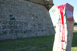 El foso de Santa Eullia, con el monolito, tras los ataques. (Foto: Domnec Umbert)