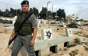 Soldados israeles ante las tumbas de Hebrn (Cisjordania) profanadas por colonos israeles. (Foto: AFP)
