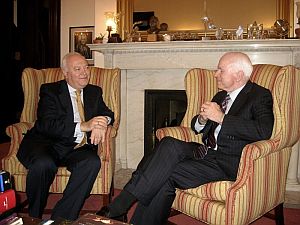 El ministro de Exteriores conversa en una reunin con el senador por Arizona y ex candidato presidencial Republicano, John McCain. (Foto: EFE)
