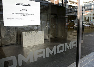 Técnicos muncipales han cerrado hoy Moma. Un cartel en su cristalera dice: 'Cerrado por problemas técnicos' (EFE)