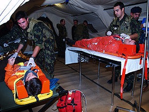 Los mdicos y enfermeros comienzan a atender a los primeros heridos. (Foto: V.L.)