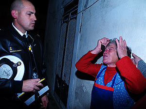 Una anciana lisboeta que no haba sido informada del operativo sufri un ataque de histeria, (Foto: V.L.)