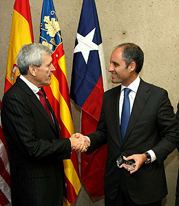 El alcalde de Dallas, Thomas Leppert, recibe al presidente de la Generalitat, Francisco Camps. (Foto: EFE)