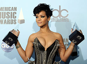 La cantante Rihanna, con sus dos premios. (Foto: REUTERS)