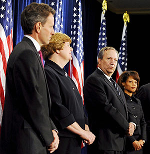 De izq. a dcha.: Tim Geithner, Christina Romer, Larry Summers y Melody Barnes. (Foto: EFE)