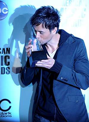 El cantante espaol Enrique Iglesias posa con su premio al Cantante Favorito de Msica Latina en los Premios Americanos de la Msica. (Foto: EFE)