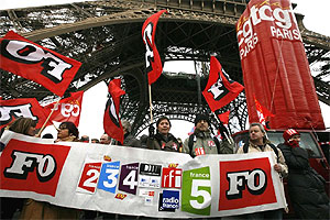 Algunos trabajadores concentrados junto a la Torre Eiffel. (Foto: AFP)