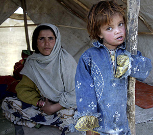 Una nia con su madre en un campo de refugiados de Kabul. (Foto: EFE)