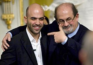 Roberto Saviano y Salman Rushdie, tras el foro. (Foto: EFE)