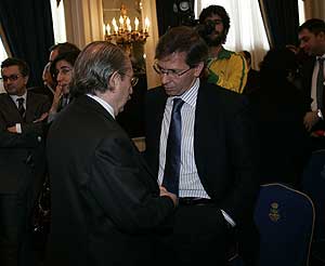 Luis del Rovero (izda.) conversa con el secretario general de Presidencia del Gobierno, Bernardino Len, ayer en el Ritz. (Foto: Javi Martnez)