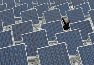Un experto revisa los paneles solares situados en el techo de la empresa Soemtron. (Foto: Jens Meyer / AP)
