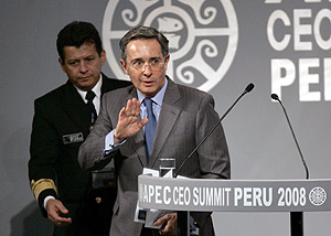 Álvaro Uribe saluda durante la cumbre de la APEC en Lima, el 22 de noviembre. (Foto: AP)