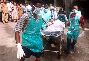 Traslado de heridos en atentado por taxis bombas en 2006 en Bombay. (Foto: B. Pajares)