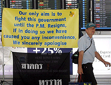 Los aeropuertos permanecen cerrados y miles de viajeros han quedado atrapados debido a la crisis poltica que vive Tailandia. (Foto: EFE) Vea ms imgenes