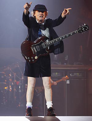 El guitarrista Angus Young, durante un concierto en Illinois el pasado octubre. (Foto: AP)