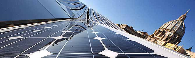 Los paneles solares recin inaugurados en el Vaticano, con la cpula de San Pedro al fondo. (Foto: Efe)