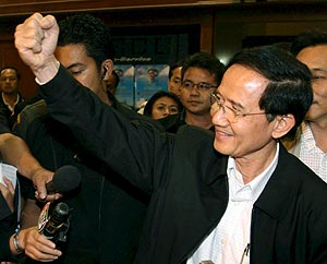 Wongsawat, saluda a sus seguidores tras la reunin de urgencia que el Gobierno mantuvo en Chiang Mai. (Foto: EFE)