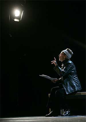 Una actriz interpreta el texto 'Francisca en clave de Sol'. VII Maratn de monlogos de La Casa Encendida. (Foto: J. Villanueva)
