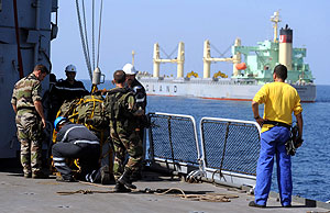 Soldados frances a bordo de la fragata Nivose, que escolta al buque Senorita. (Foto: AFP)